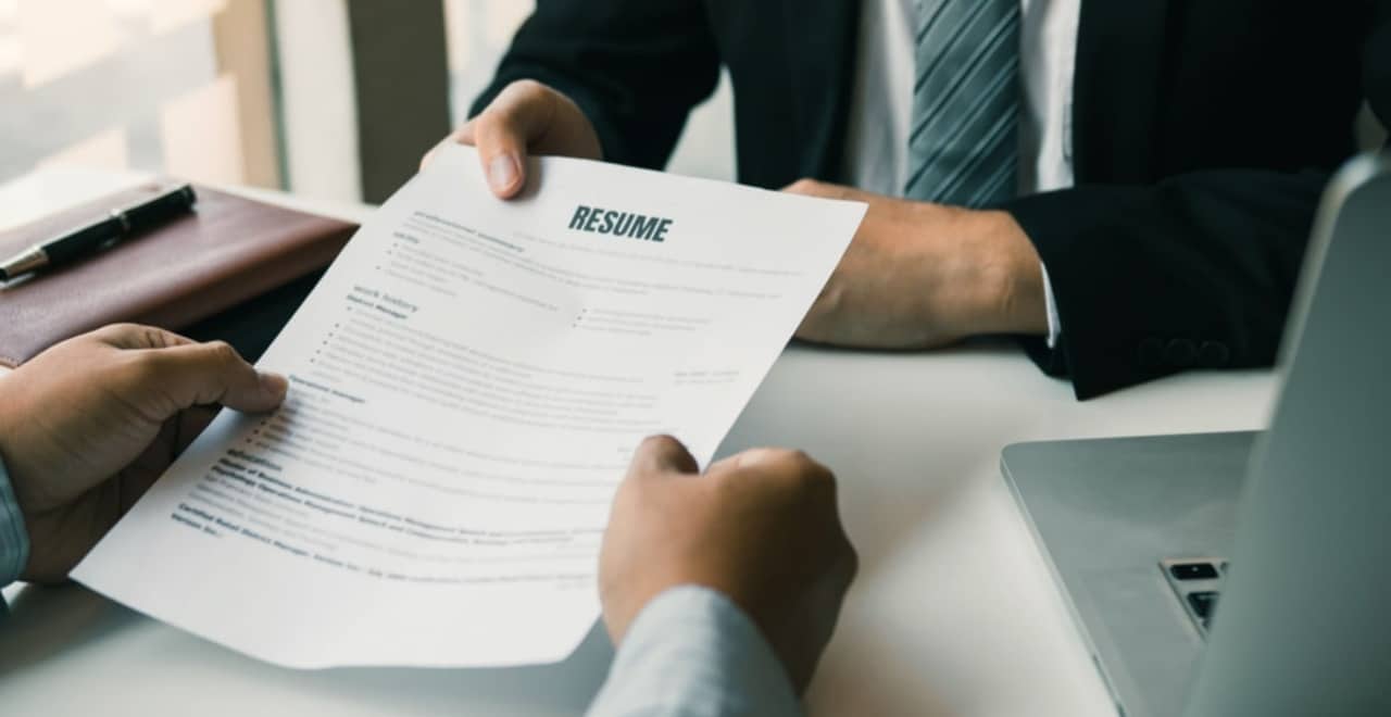 Read more about the article How to Write a Resume That Stands Out in 2025- ResumeWriterDen